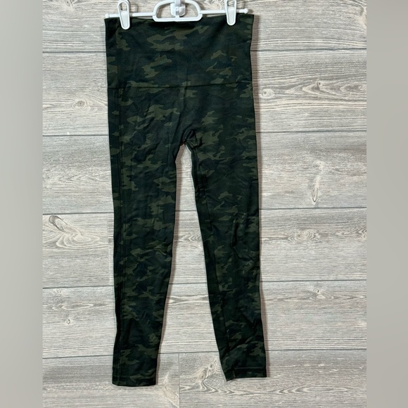 SPANX Seemless Leggings Green Camo for Tummy Control Size Medium New, No Tags - Picture 4 of 8
